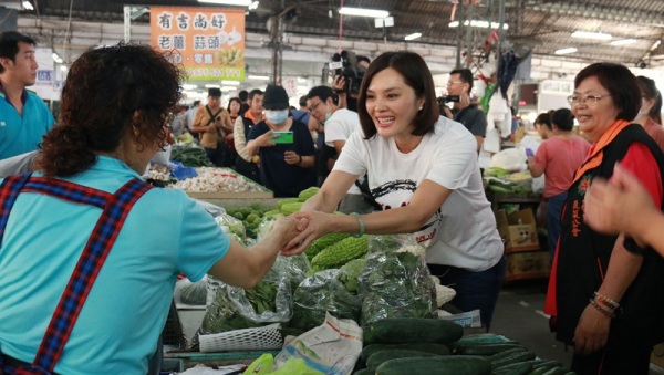 国民党高雄市长补选参选人李眉蓁25日走访十全果菜市场，并与摊商握手寻求支持，展现亲和力。