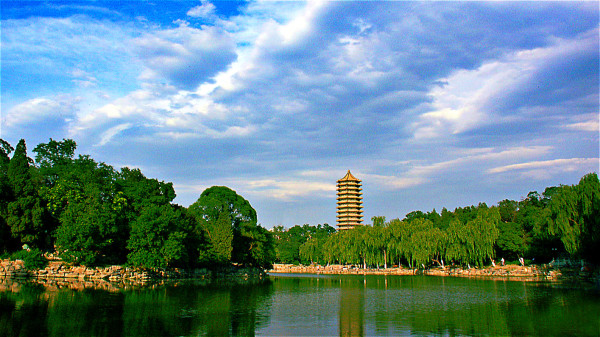 湖光塔影的燕京大学旧址（现北京大学)。