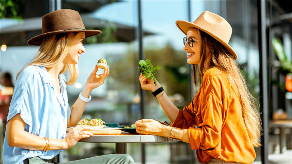 如果你一个人吃饭容易产生焦虑的情绪，不妨找个伴一块儿进餐。