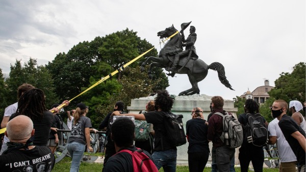 22日，示威者在白宮外的拉斐特廣場公園用繩索綁住前總統傑克遜的雕像，並試圖將其推倒。（圖片來源：asos Katopodis/Getty Images）