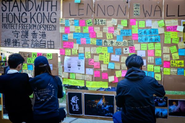 2019年8月9日，布里斯班昆士兰大学临时搭建的“列侬墙”上张贴支持香港抗议活动的字条。