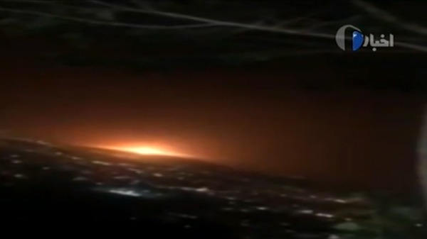 2020年6月26日，伊朗国家电视台IRIB获得的镜头爆炸发出橙色光芒。