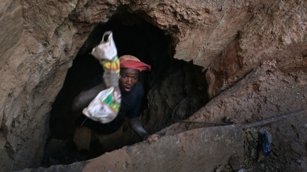 图为一名津巴布韦挖黄金的矿工