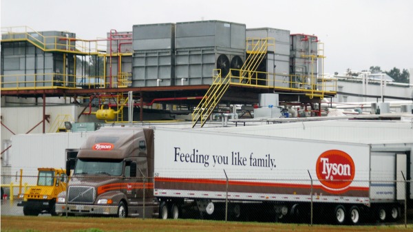 美國肉類加工廠泰森食品公司26日宣布，密蘇里州諾埃爾（Noel）的雞肉加工廠又有371名員工確診武漢肺炎。圖為泰森食品運載肉類的卡車。（圖片來源：Mario Villafuerte/Getty Images）