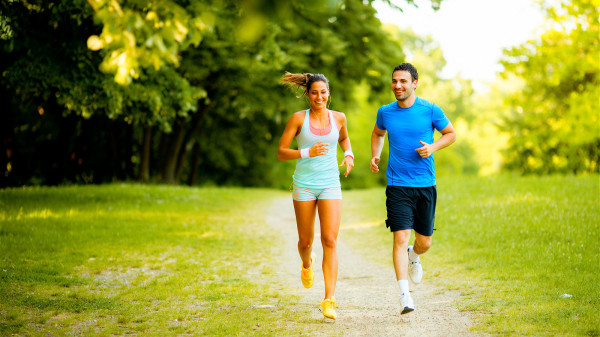 规律运动可增加心肺功能，减少心血管疾病，降低血脂。