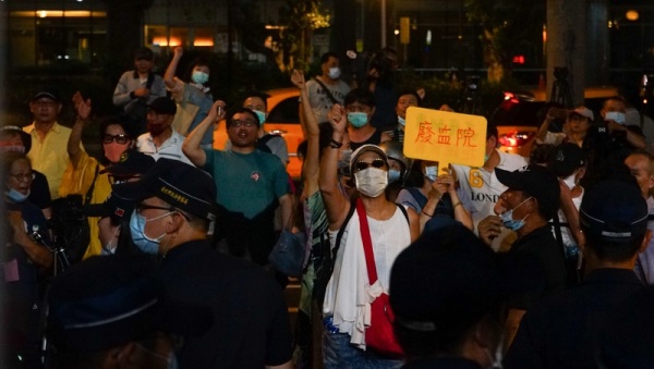 28日晚间，立法院大门外有民众聚集抗议，要求必须要废除监察院。