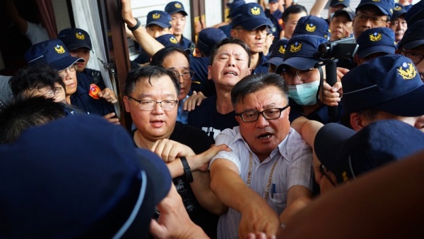 28日下午，國民黨立法院黨團破壞了立法院議場門口的門鎖後強行進入議場，場外一片混亂。