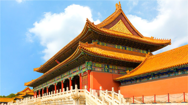 故宫博物院是中华文化的指标，聚集历代文物的精随所在。