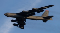 美军B-52与超级大黄蜂战机南海编队共飞(图)