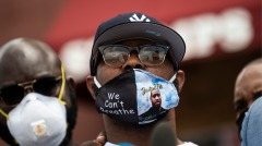 聽證會：弗洛伊德弟弟騷亂中被殺警官妹妹出席並致辭(圖)