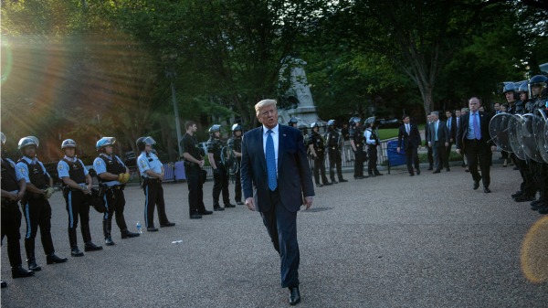 6月1日，川普總統從白宮步行至聖約翰主教教堂。