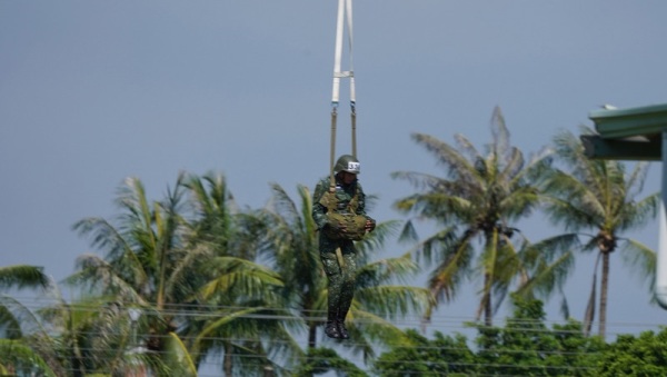 2日下午，總統蔡英文前往屏東視導陸軍航特部空降訓練中心，傘兵於現場實施跳塔訓練，並練習跳離機身時的正確姿勢，並藉此克服隊高度的恐懼。