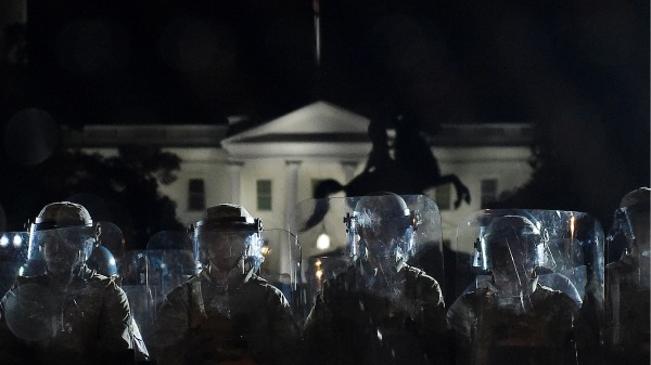 全美大規模暴動持續，抗議人士甚至一度包圍華盛頓特區，大批警員在白宮外嚴陣以待。（圖片來源：Olivier DOULIERY / AFP/Getty Images）