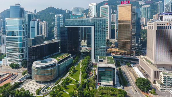 有學者認為當局禁止查冊的最終目的是令香港成為公開、不透明、縱容洗錢，及服務少數權貴的走資中心。圖為地處金鐘的香港政府大樓。（圖片來源：Wpcpey/Wikipedia/ CC BY-SA 4.0）
