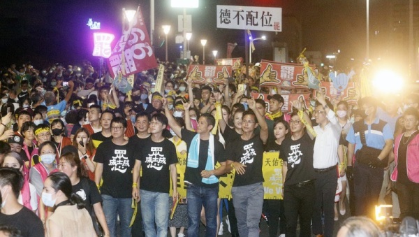 3日晚间，罢韩团体继续举行游行活动，壮阔台湾联盟发起人吴怡农（前中）现身，与众人高喊“6月6日、非韩不投、坚定罢韩”口号。