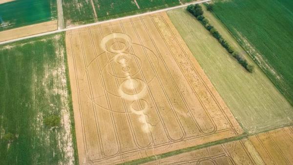 「麥田圈」是指在農田中由於不明原因所產生的各種規律的「巨形圖案」。