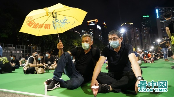 今天是六四31周年，香港市民無懼禁令，堅持到維園燭光悼念六四。（圖片來源：Adrian/看中國）