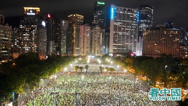 图为2020年六四31周年当晚，香港市民无惧禁令，坚持到维园烛光悼念六四。（图片来源：Adrian/看中国）