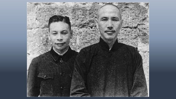 1937年4月，蔣經國（左）由蘇聯返回中國後晉見父親蔣中正（右）時合攝於漢口