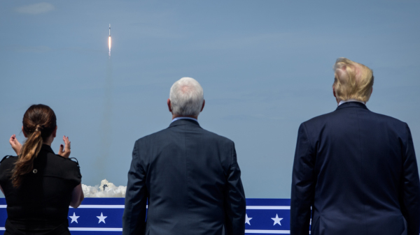 5月30日，川普总统，彭斯副总统和彭斯夫人在佛罗里达州肯尼迪航天中心现场观看SpaceX载人龙飞船的发射。
