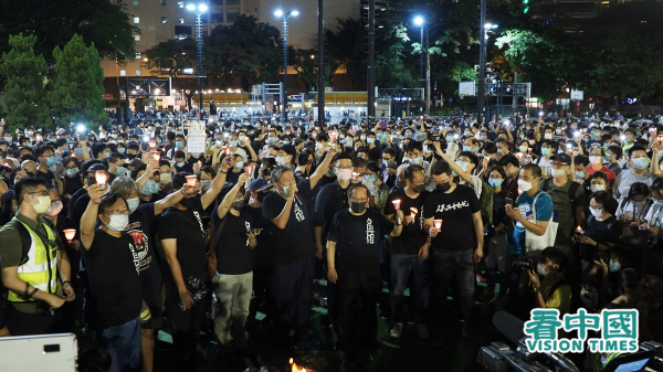 图为去年六四当晚，香港市民无惧禁令，坚持到维园烛光悼念六四。