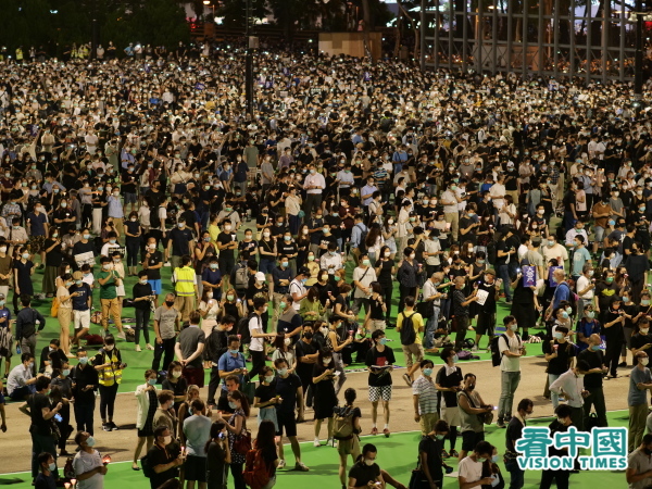 雖然今年港府以疫情為由拒絕支聯會舉辦六四晚會，但當晚仍有大批香港市民自發前往維園，紀念六四。（圖片來源：龐大衛/看中國）