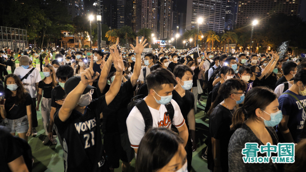 雖然今年港府以疫情為由拒絕支聯會舉辦六四晚會，但當晚仍有大批香港市民自發前往維園，紀念六四。（圖片來源：龐大衛/看中國）
