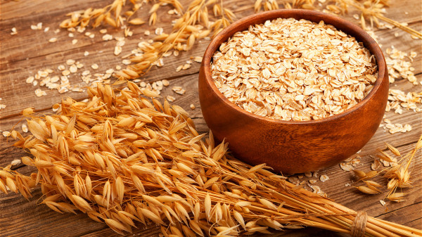 燕麦含大量水溶性膳食纤维能促进肠道蠕动，缓解便秘。