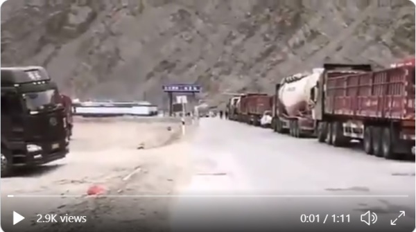 網傳視頻稱，中共正加緊向中印邊境運送兵力，其它車輛被截停逾24小時