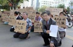 幾百萬買的學位泡湯深圳家長集體下跪(組圖)