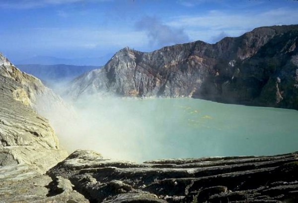 為撈摯友遺體印尼男勇跳世界最酸湖