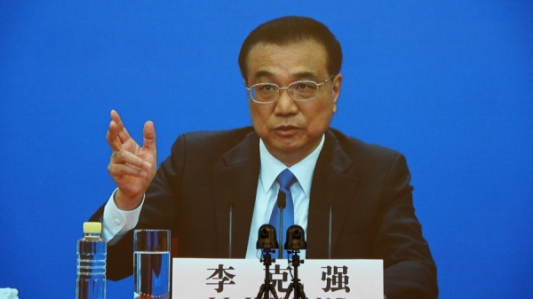 5月28日，全國人民代表大會閉幕後，中國國務院總理李克強在人民大會堂電視新聞發布會上在大屏幕上講話。