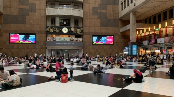 7日是解封首日，台铁台北车站大厅涌现人潮席地而坐，因此台铁公告呼吁民众在大厅内要保持社交距离、避免群聚，以及维持环境清洁。