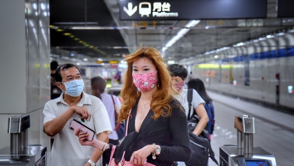 流行疫情指挥中心宣布7日起大幅解禁防疫措施，不过台北捷运实施进站乘车仍须要测量体温、戴口罩，车厢车站内如果能够维持社交距离就免戴。