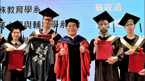 屏东大学毕业典礼上，容乐添（右2）戴上防毒面具大赞台湾民主是华人社会指标；而吕纮宇（左2）也拿出“民主台湾、自由香港”声援。