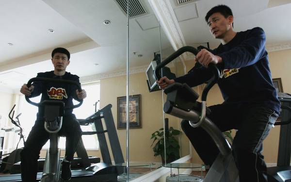 2005年1月30日，著名足球前鋒郝海東在北京一處健身房鍛練身體。（圖片來源：Guang Niu/Getty Images）