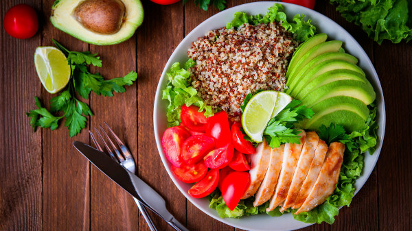飲食清淡，營養均衡，適量補充蛋白質，可減少腎臟負擔。