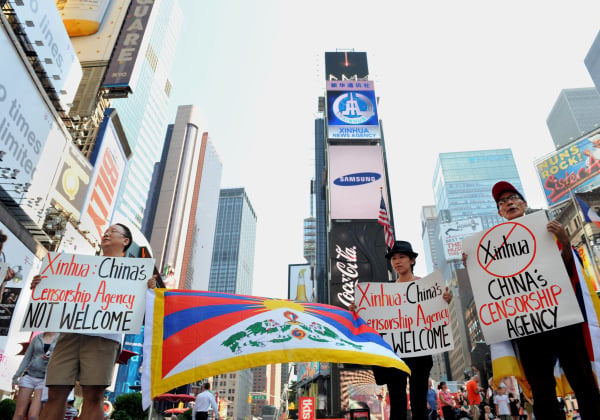 2011年8月1日，中共喉舌新华社的广告在纽约时代广场首次亮相，引来人们的抗议。
