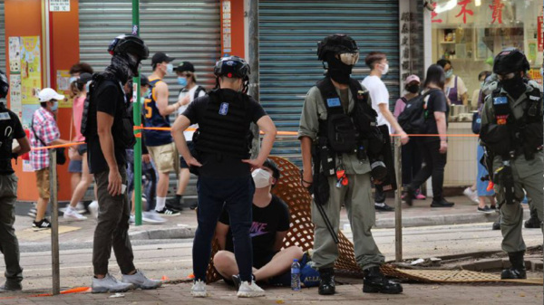 圖為2020年7月1日，香港警察拘捕示威的年輕人。（攝影：龐大衛/看中國）