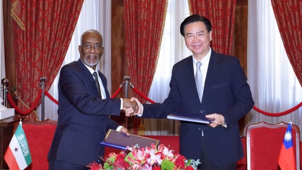 2月26日，外交部長吳釗燮（右）與來台訪問的索馬利蘭外長穆雅辛（左）簽署議定書，同意以「台灣代表處」與「索馬利蘭代表處」的名稱來互設官方代表機構。