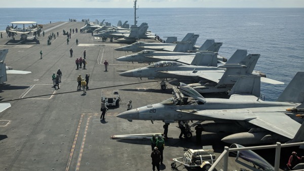 國家安全教育委員會（NSEP）委員戈爾卡（Sebastian Gorka）認為中共軍方也自知一旦在南海與美國開戰，「將會非常、非常快地被擊敗」。圖為里根號航母上的戰機。（圖片來源：CATHERINE LAI/AFP via Getty Images）