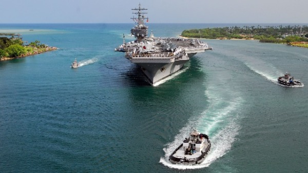 2010年6月28日，美国里根号航空母舰经过夏威夷珍珠港