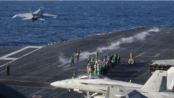 美軍機近日頻繁出現在南海，甚至臨近中國領海，向中共釋放訊號。圖為一架F/A-18F超級大黃蜂戰機從尼米茲號（USS Nimitz CVN 68）航母上起飛。（圖片來源：Mario Tama/Getty Images）