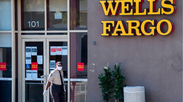 加州西好萊塢區的富國銀行（Wells Fargo Bank）分行。（圖片來源：VALERIE MACON/AFP via Getty Images）