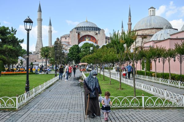 2020年7月11日，伊斯坦布爾的聖索菲亞大教堂前，一天後，土耳其最高法院撤銷了聖索菲亞大教堂作為博物館的地位，為將其改建為清真寺掃清了道路。