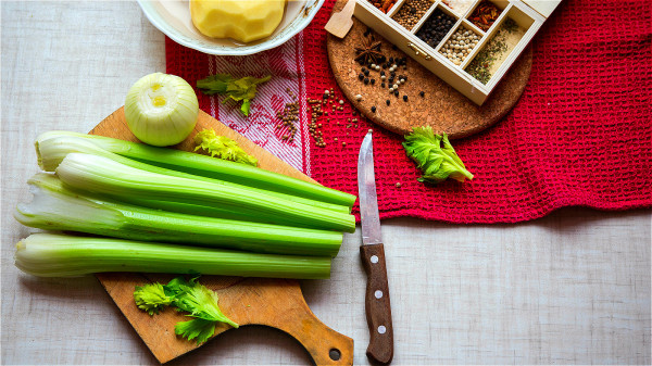 中老年人多吃芹菜，能幫助預防心腦血管疾病和神經衰弱。