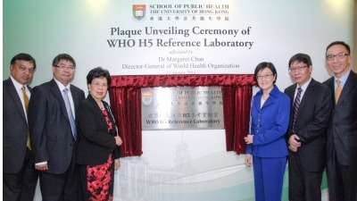 2015年8月13日，裴伟士（左一）与时任WHO总干事陈冯富珍（左三）一起出席了港大的世卫传染病流行病学和控制合作中心及世卫H5参考实验室揭幕仪式