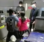 漏填健康码被拒登机天价机票作废华男下跪痛哭(图)