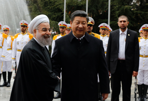 2016年1月23日，伊朗总统鲁哈尼在首都德黑兰欢迎中国国家主席习近平到访。
