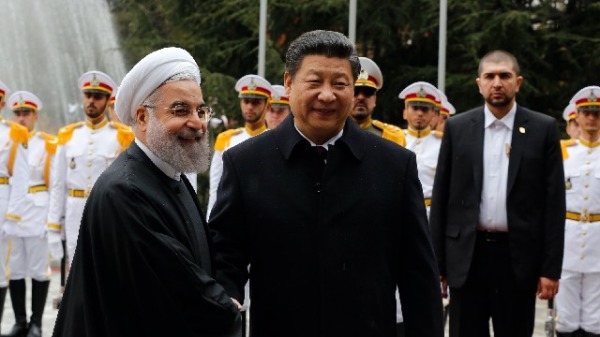 2016年1月23日，伊朗總統魯哈尼在首都德黑蘭歡迎中國國家主席習近平到訪。